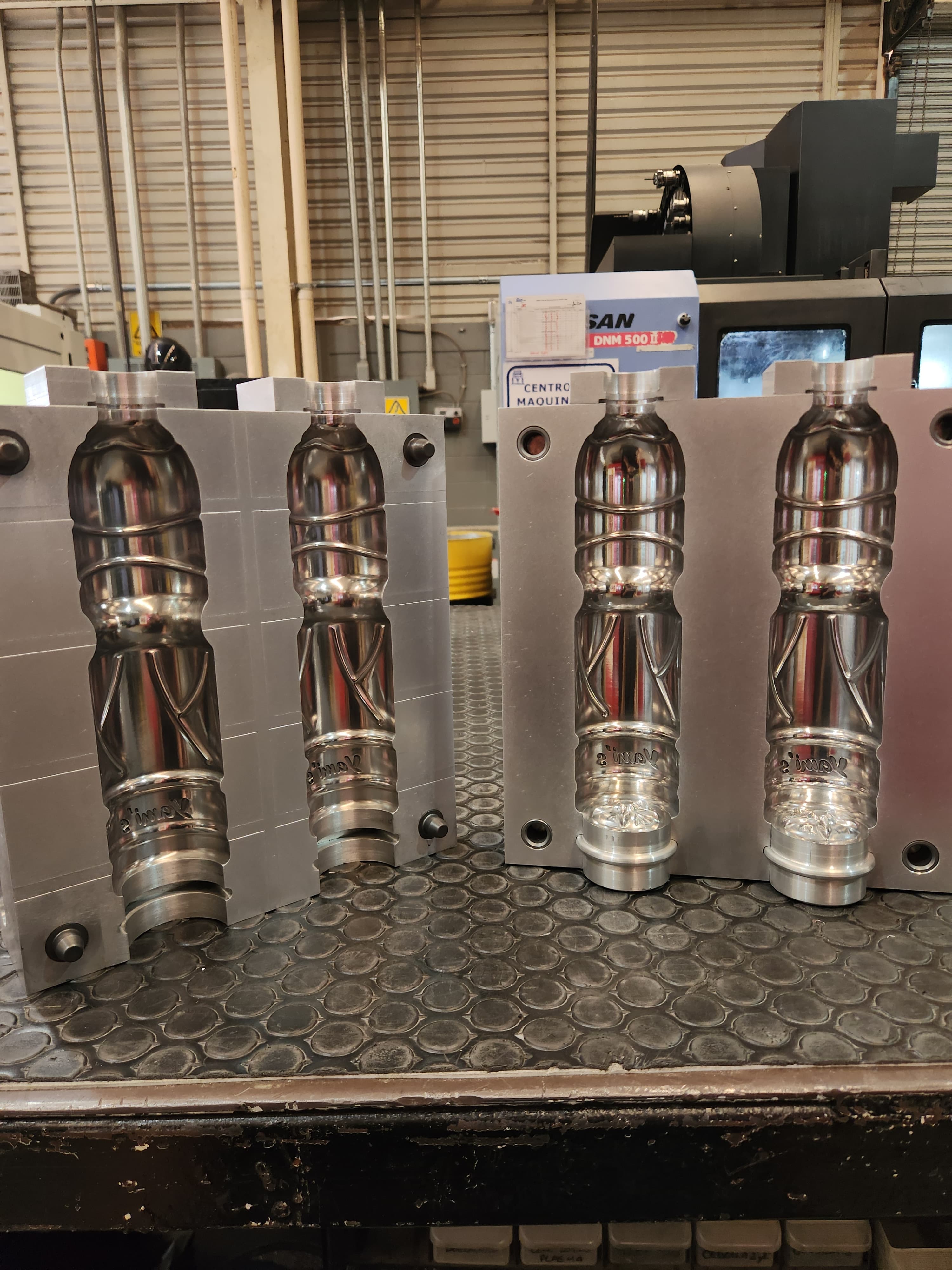 Molde industrial de múltiples cavidades maquinado por MAKINTECH